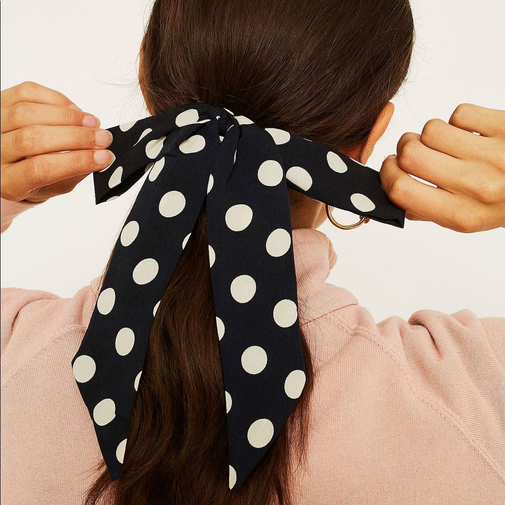 NWOT ✨LAST ONE ✨ Urban Outfitters Bow Scrunchies